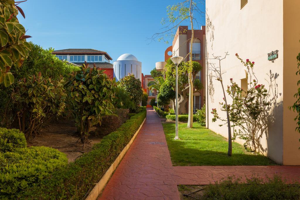 Aparthotel Las Dunas Chiclana de la Frontera Bagian luar foto